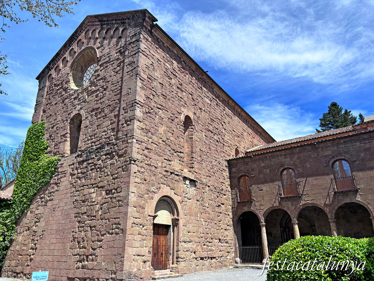 Sant Joan de les Abadesses - Exterior de l'església del monestir - Pòrtic de Sant Mateu