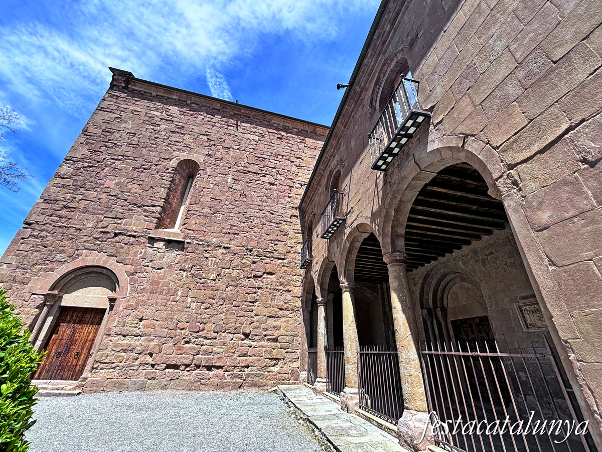 Sant Joan de les Abadesses - Exterior de l'església del monestir - Pòrtic de Sant Mateu
