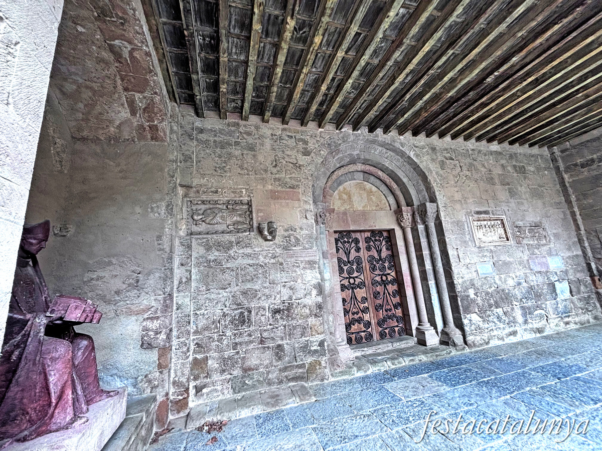 Sant Joan de les Abadesses - Exterior de l'església del monestir - Pòrtic de Sant Mateu