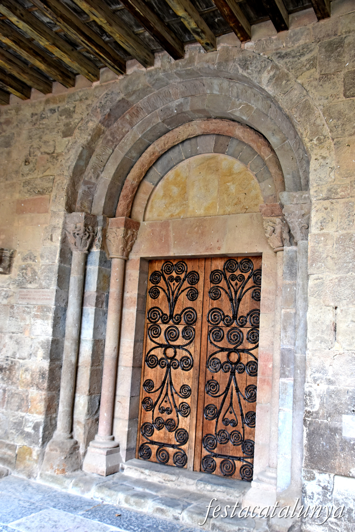 Sant Joan de les Abadesses - Exterior de l'església del monestir - Pòrtic de Sant Mateu - Portal del transepte