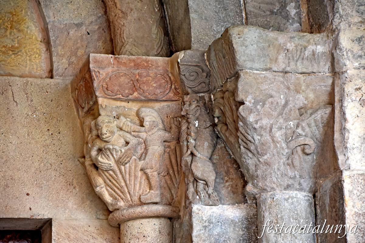 Sant Joan de les Abadesses - Exterior de l'església del monestir - Pòrtic de Sant Mateu - Portal del transepte