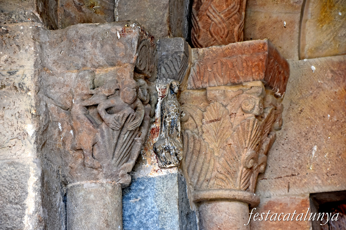 Sant Joan de les Abadesses - Exterior de l'església del monestir - Pòrtic de Sant Mateu - Portal del transepte 