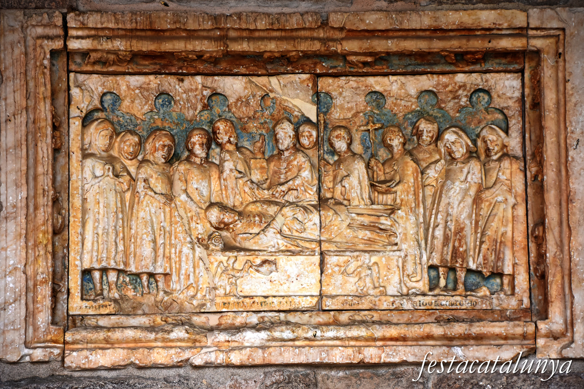 Sant Joan de les Abadesses - Exterior de l'església del monestir - Pòrtic de Sant Mateu - Làpida Abat Berenguer Arnau 