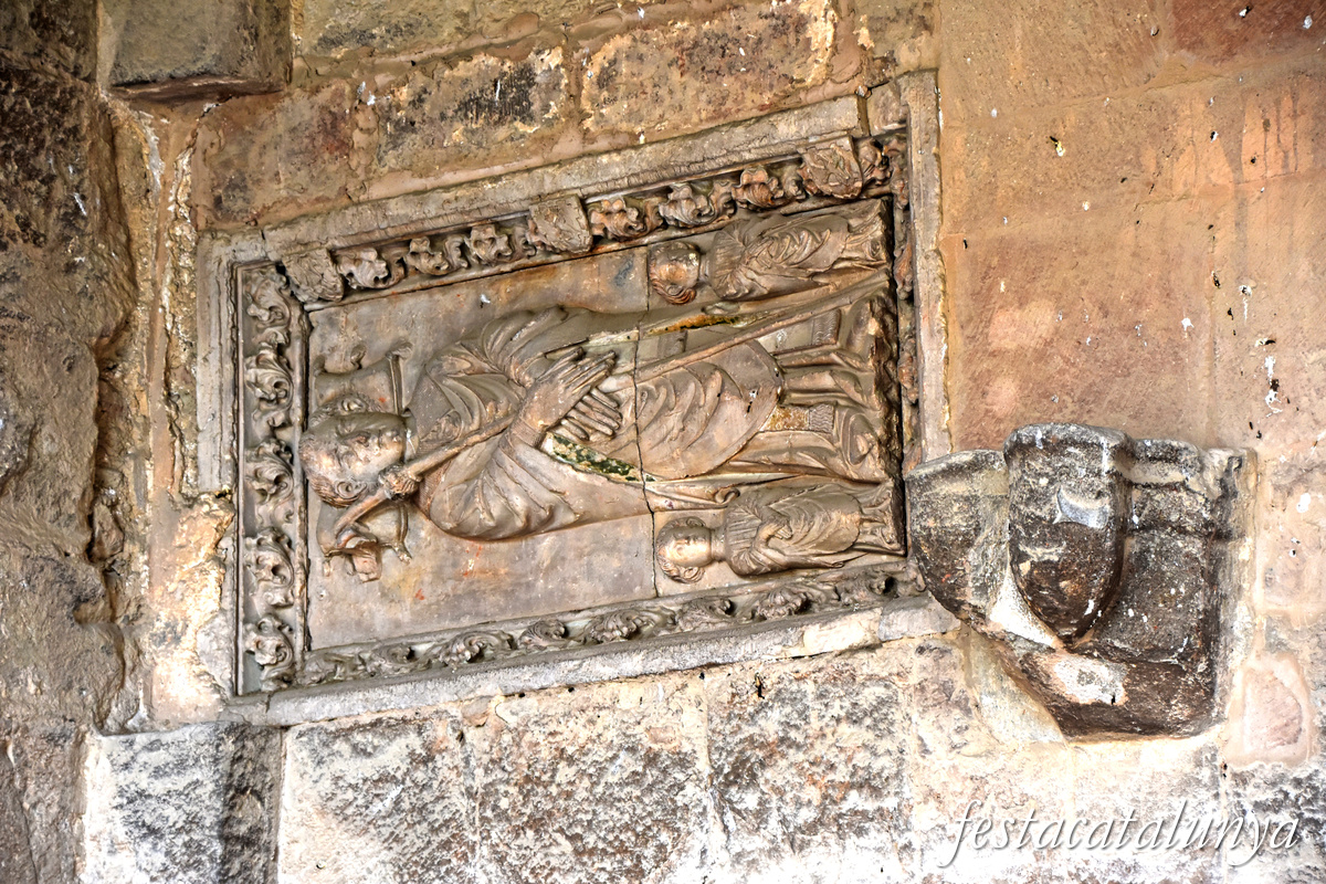 Sant Joan de les Abadesses - Exterior de l'església del monestir - Pòrtic de Sant Mateu - Làpida Abat Ramon de Bianya