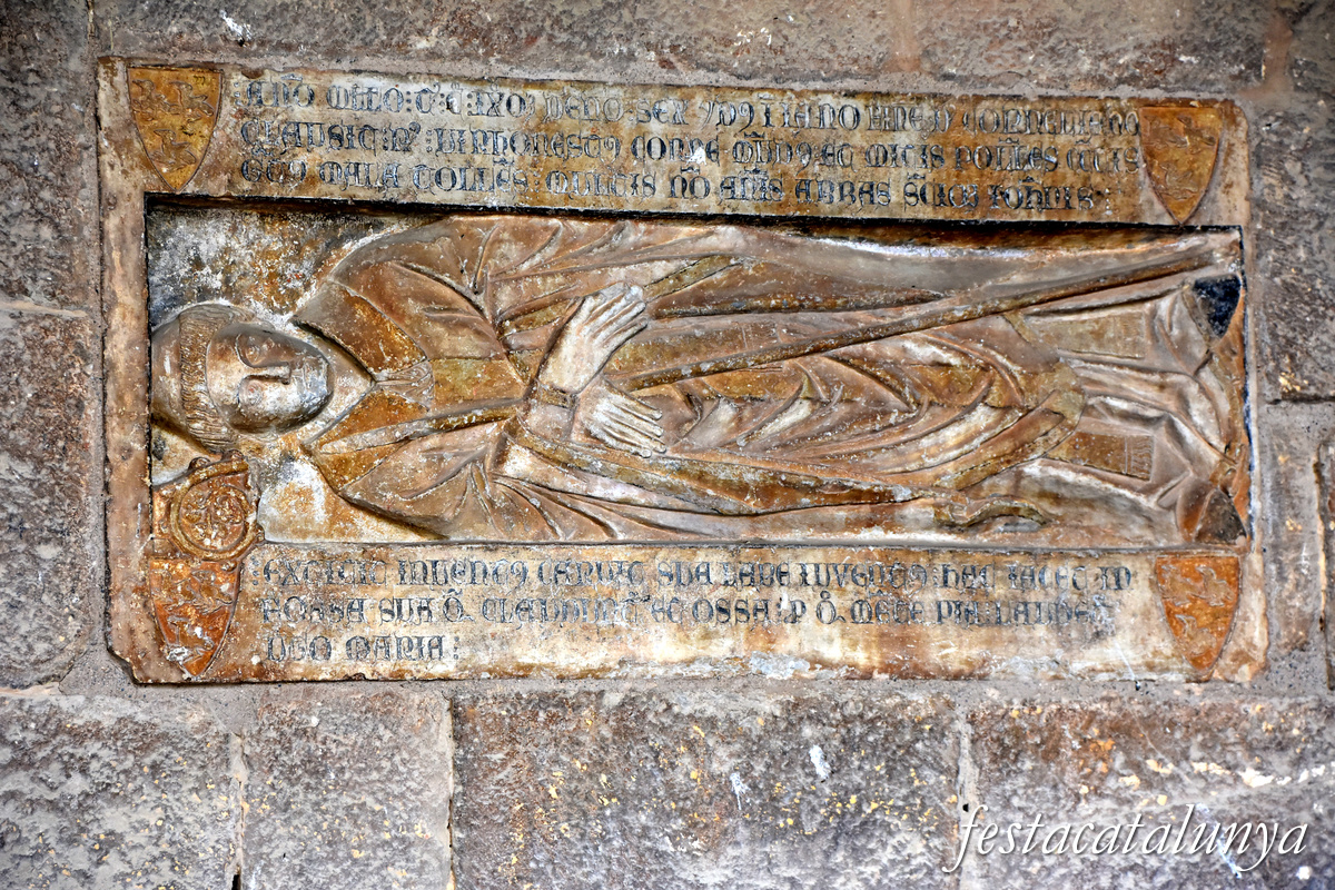 Sant Joan de les Abadesses - Exterior de l'església del monestir - Pòrtic de Sant Mateu - Làpida Abat Ramon de Cornellà