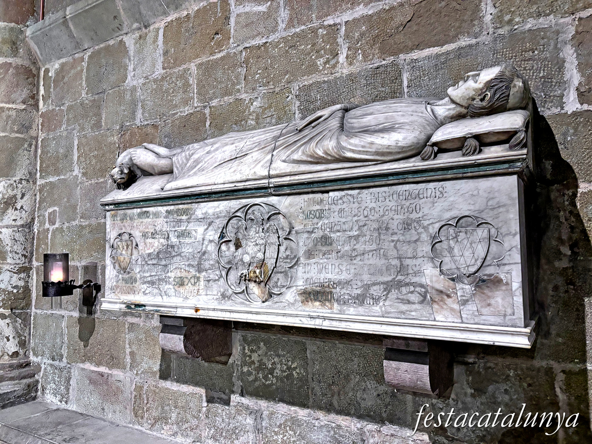 Sant Joan de les Abadesses - Interior de l'església del monestir - Sepulcre del Beat Miró 