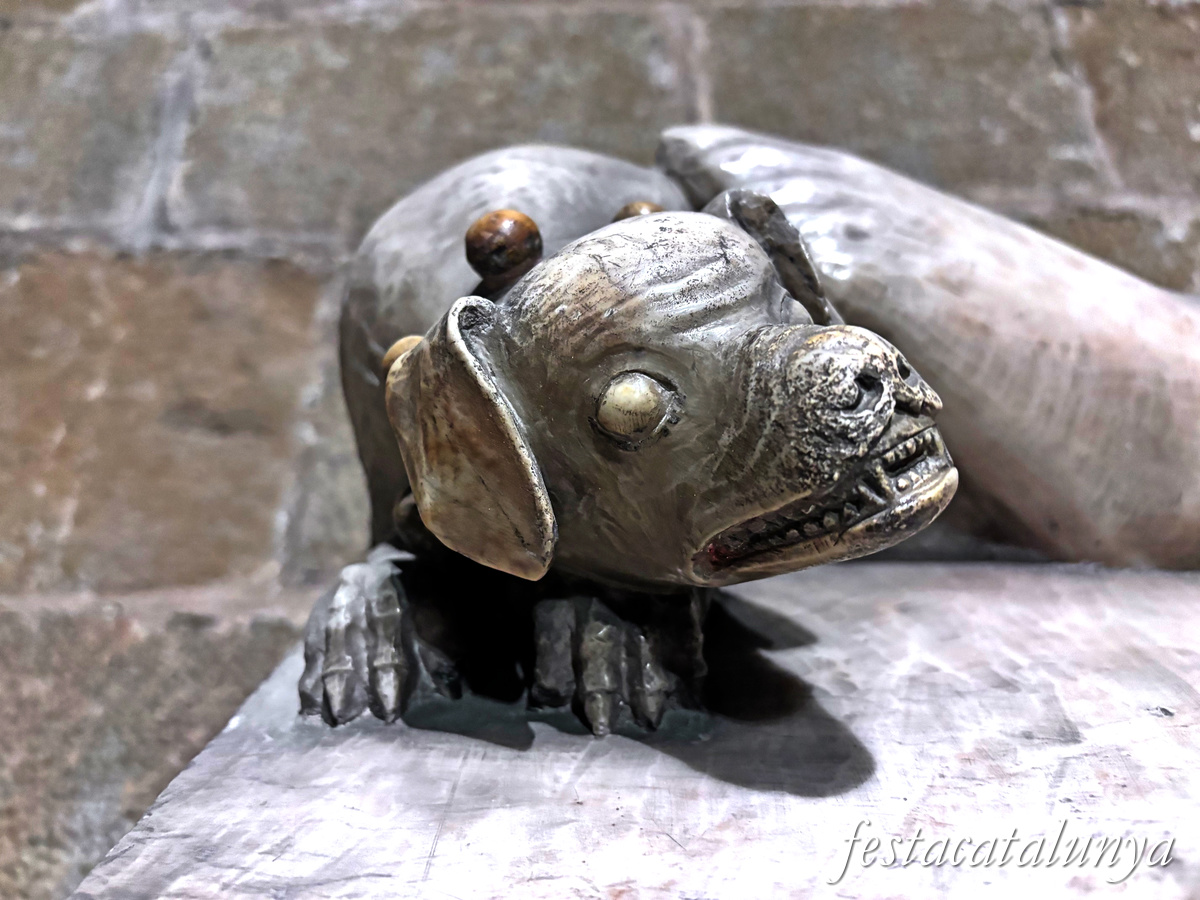 Sant Joan de les Abadesses - Interior de l'església del monestir - Sepulcre del Beat Miró 