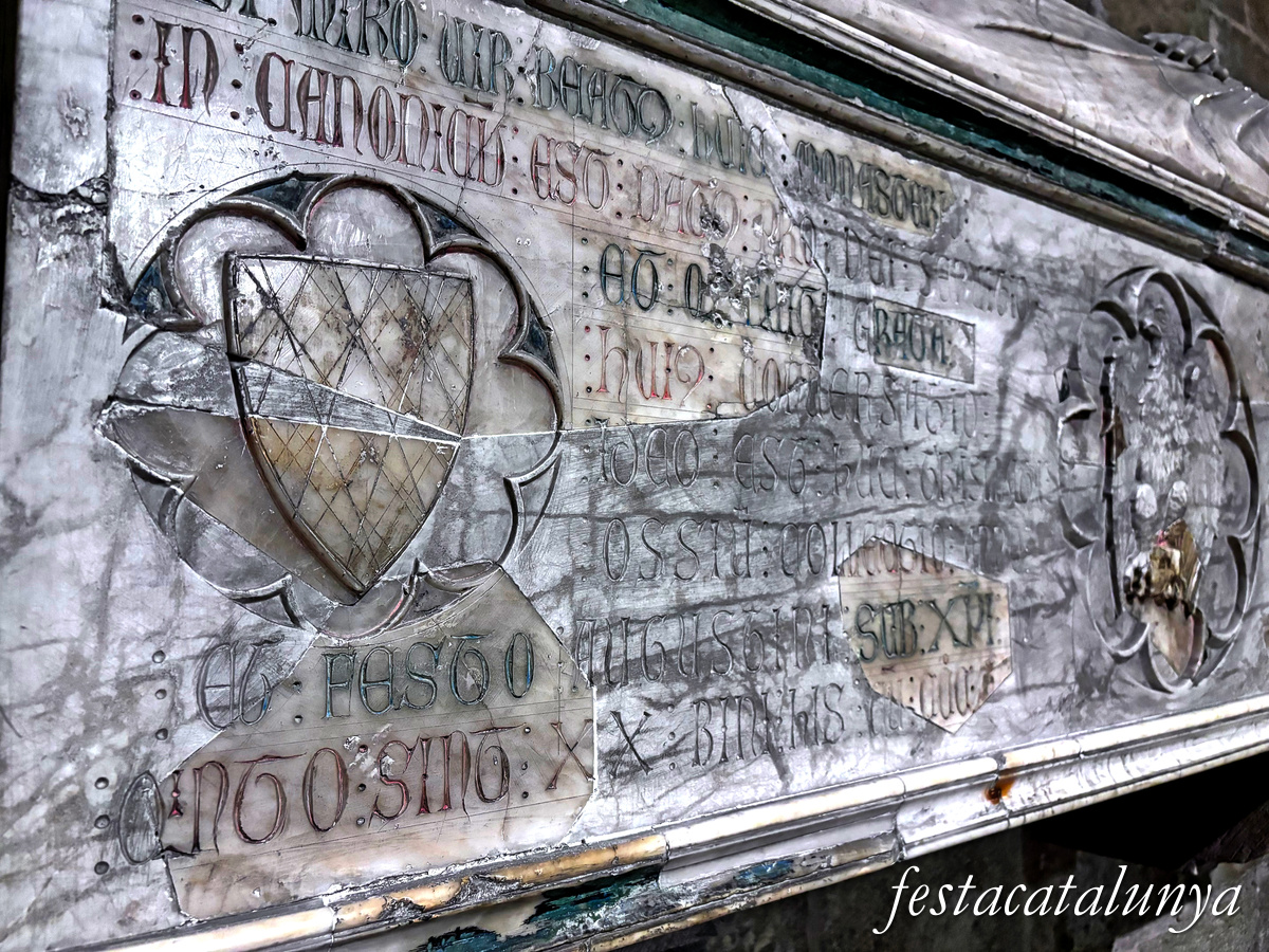 Sant Joan de les Abadesses - Interior de l'església del monestir - Sepulcre del Beat Miró 
