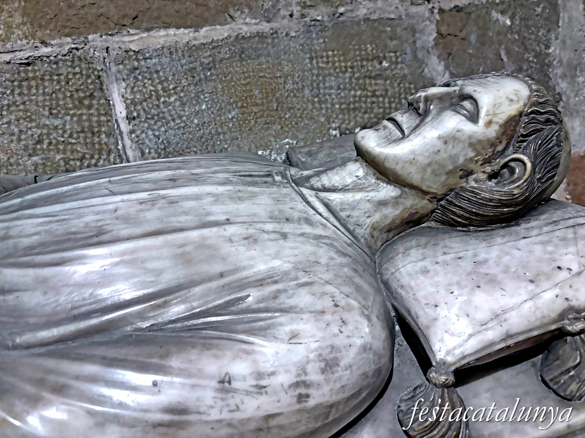 Sant Joan de les Abadesses - Interior de l'església del monestir - Sepulcre del Beat Miró 