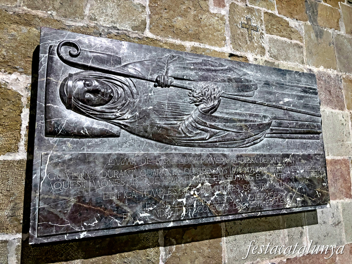 Sant Joan de les Abadesses - Interior de l'església del monestir - Làpida commemorativa d'Emma La Primavera Abadessa