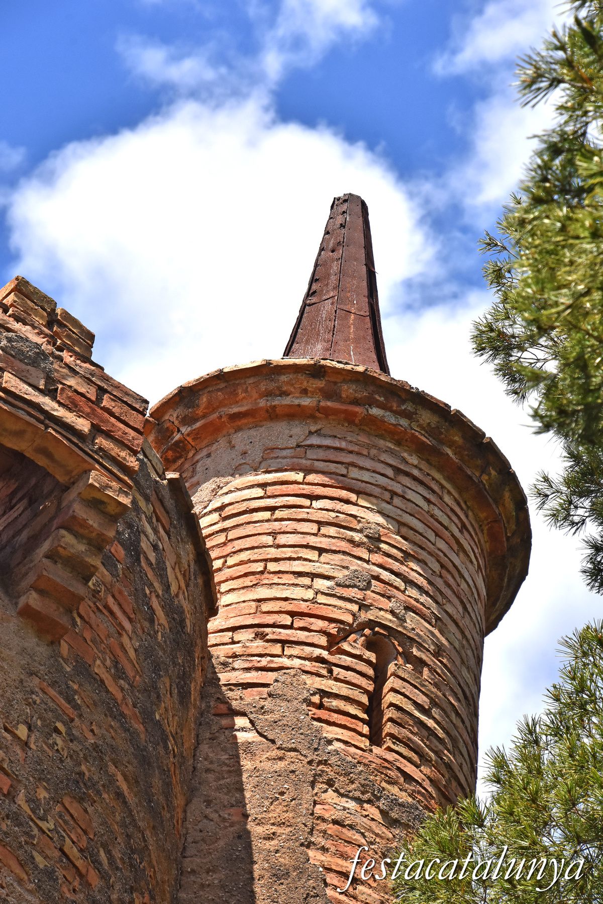 Bellvei - Mas i castell de la Muga