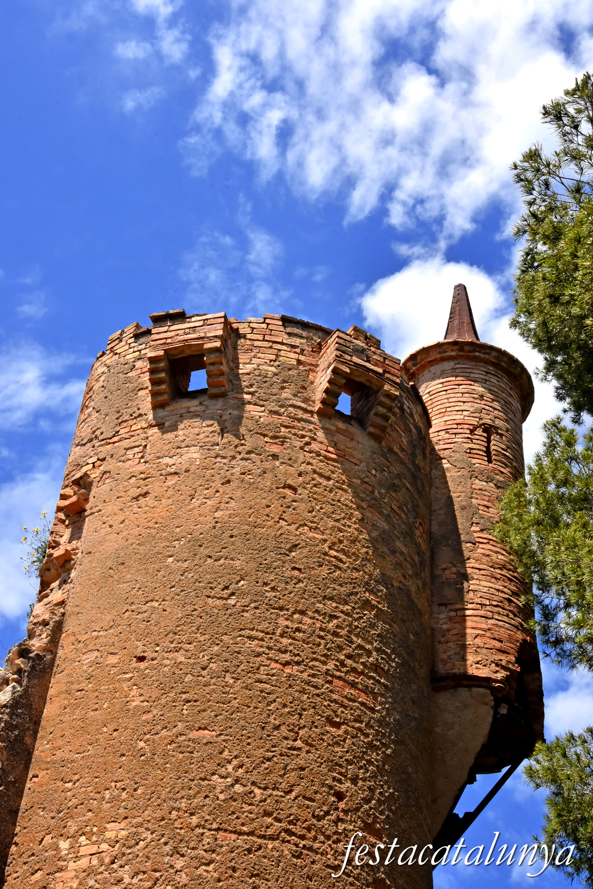 Bellvei - Mas i castell de la Muga 