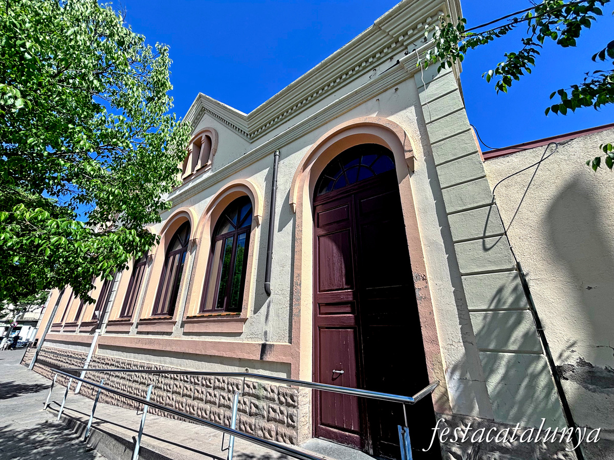 Balsareny - Antigues escoles, actual casal de la gent gran 