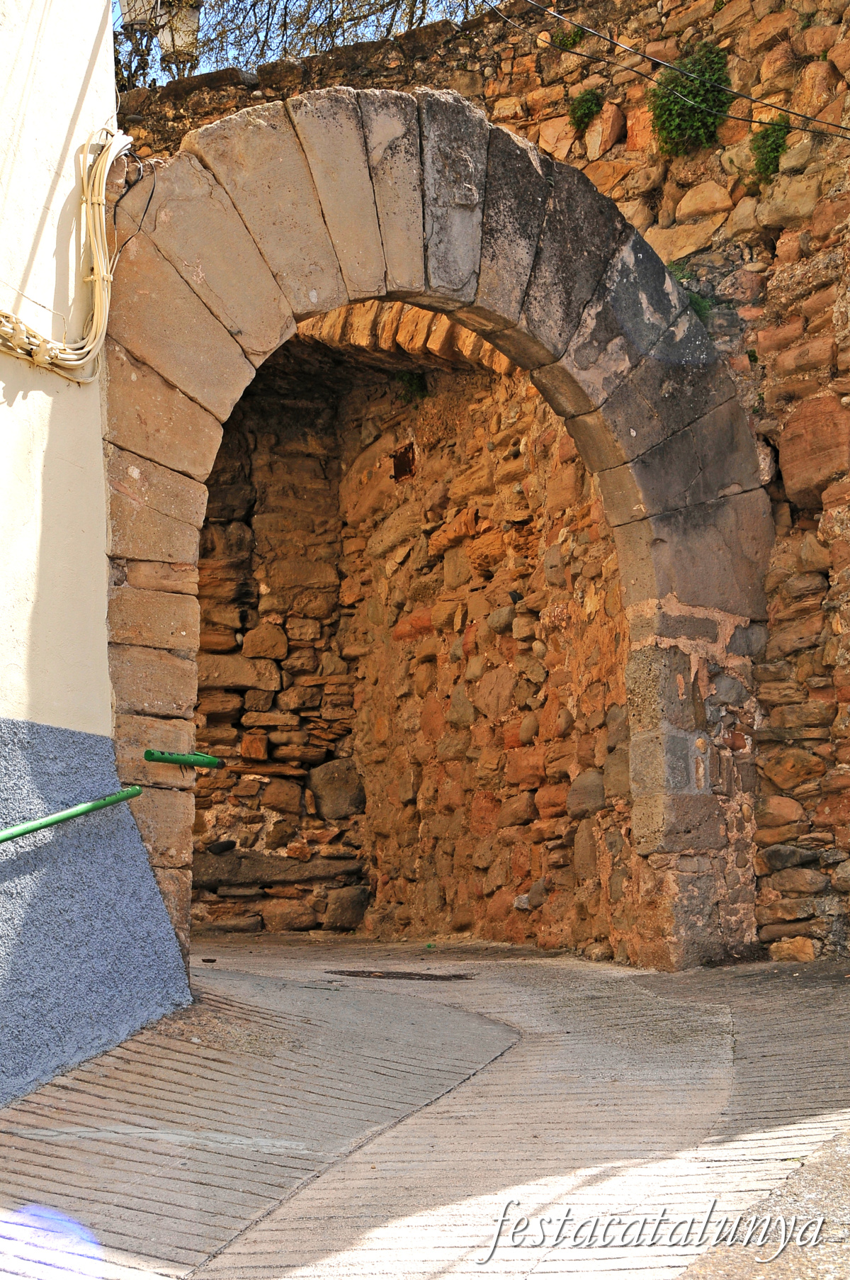 Oliana - Antic portal i muralles