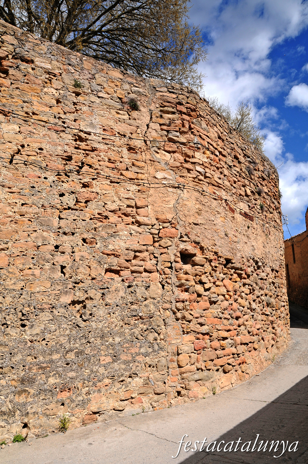 Oliana - Antic portal i muralles 