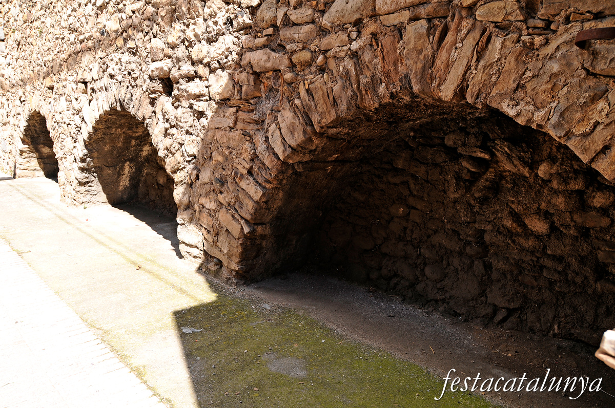 Oliana - Antic portal i muralles 