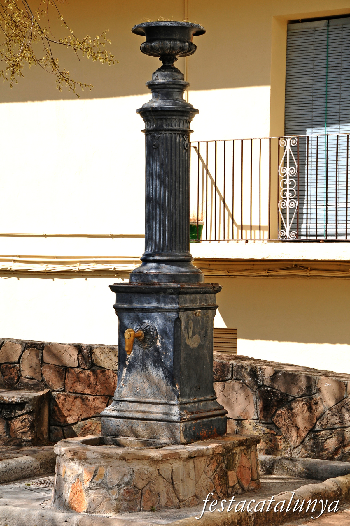 Oliana - Plaça del Lledoner