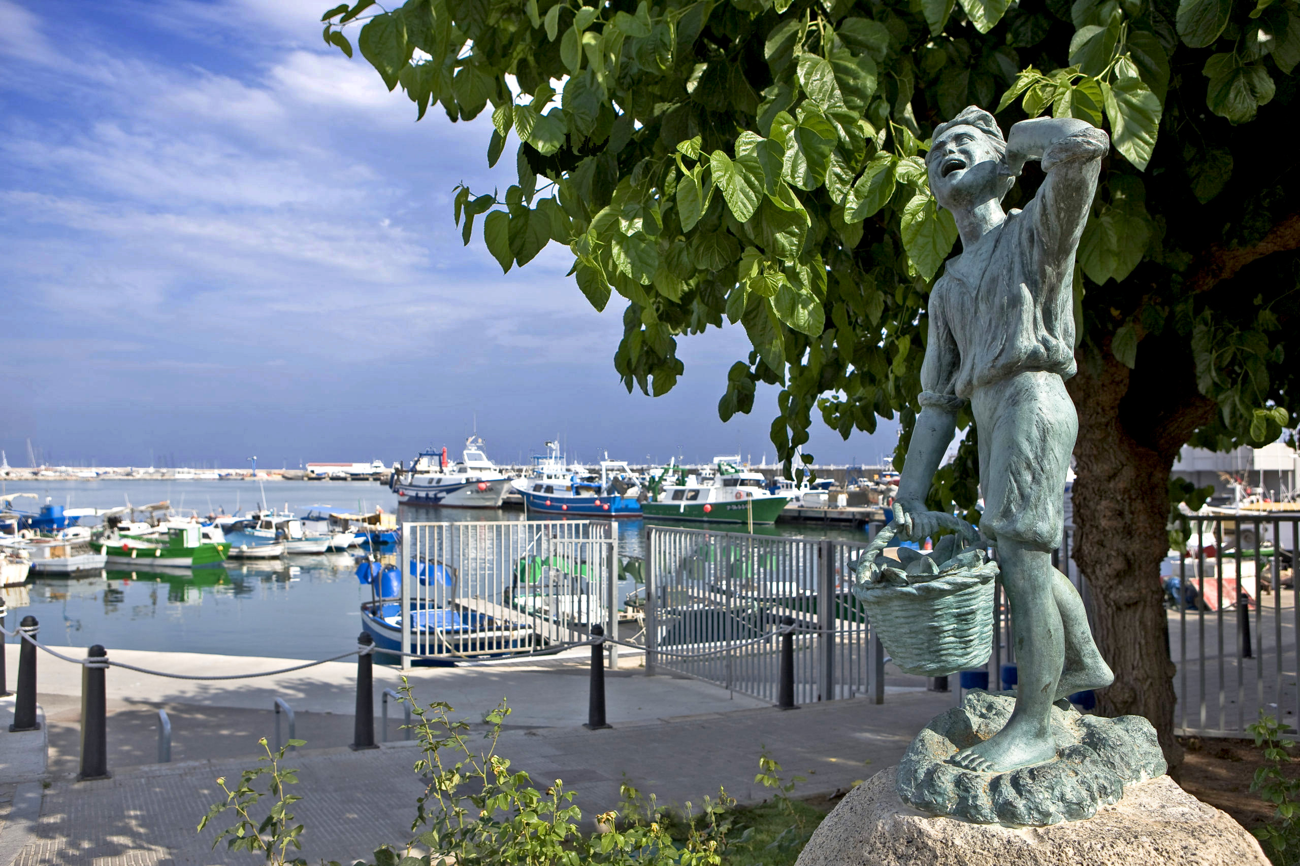 Cambrils - Escultures urbanes - El Nen Pescador (Foto: Cambrils Turisme) 
