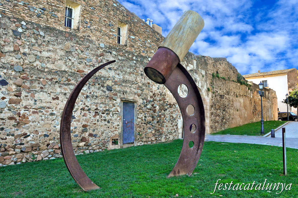 Cambrils - Escultures urbanes - Estela falç 