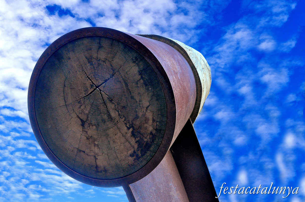Cambrils - Escultures urbanes - Estela falç 