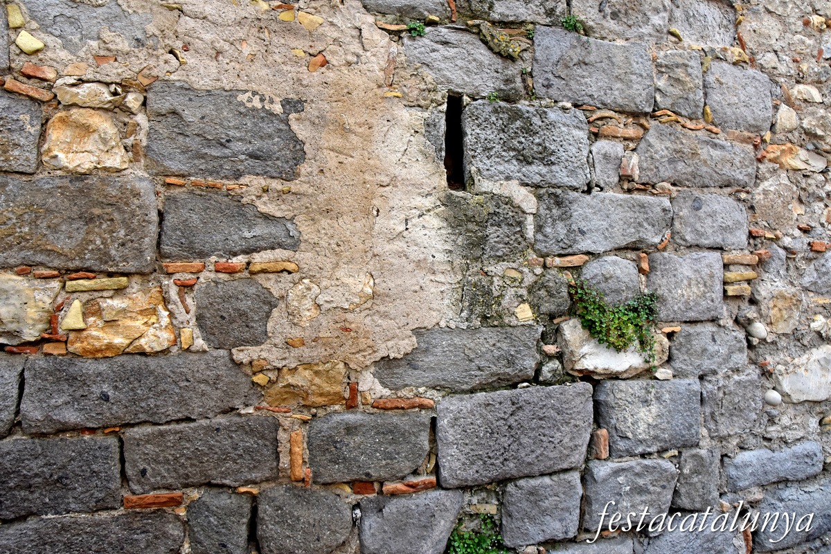Sant Pere Pescador - Restes de la muralla