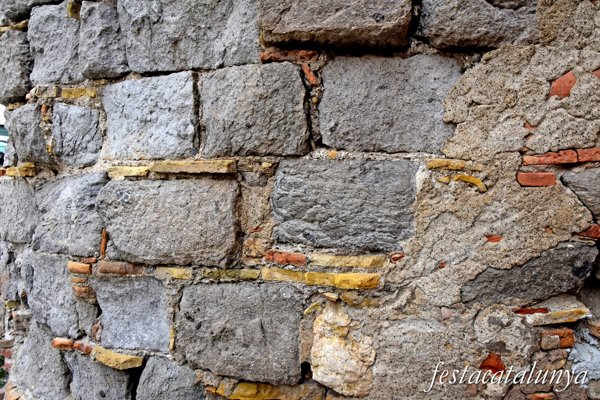 Sant Pere Pescador - Restes de la muralla 