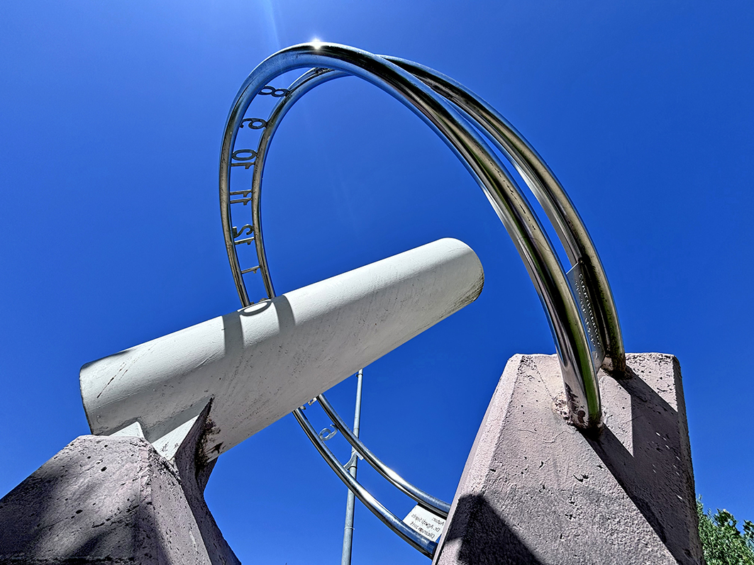 Escultura Rellotge de sol del Dr. Agustí Serés ***