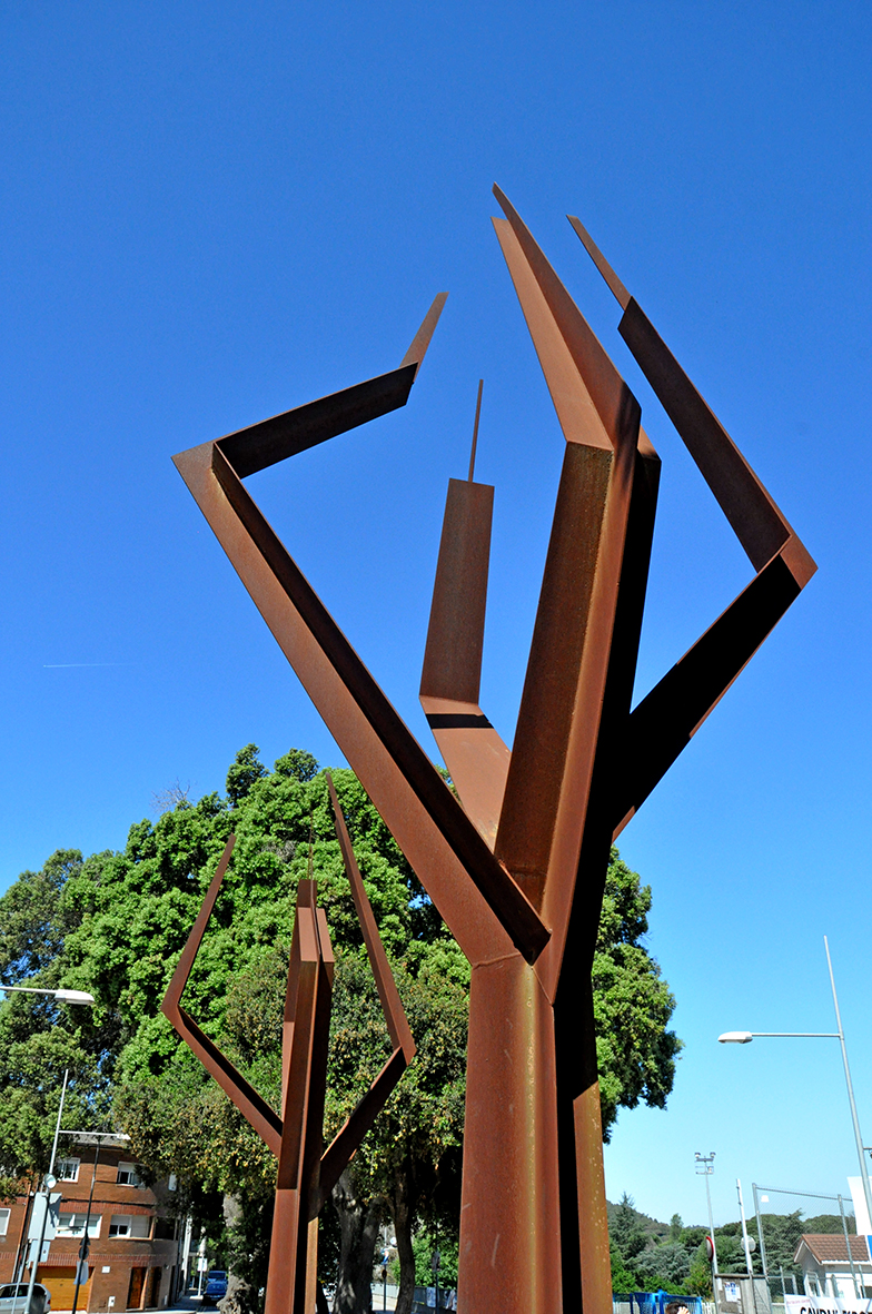 Alzines de can Galbany i escultura Natura Industrial de Vallromanes