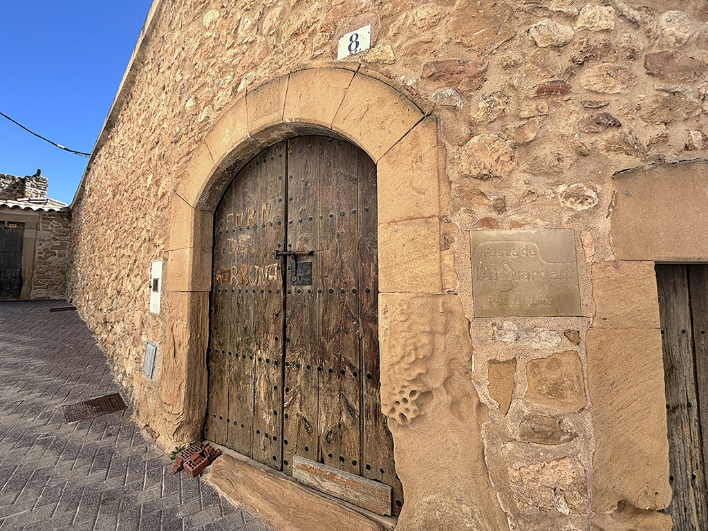 Forn Morruno i destil·leria de Prat de Comte ***