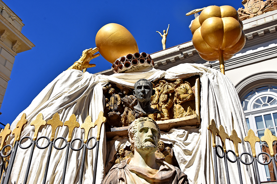 9.- Plaça Gala-Salvador Dalí de Figueres ***