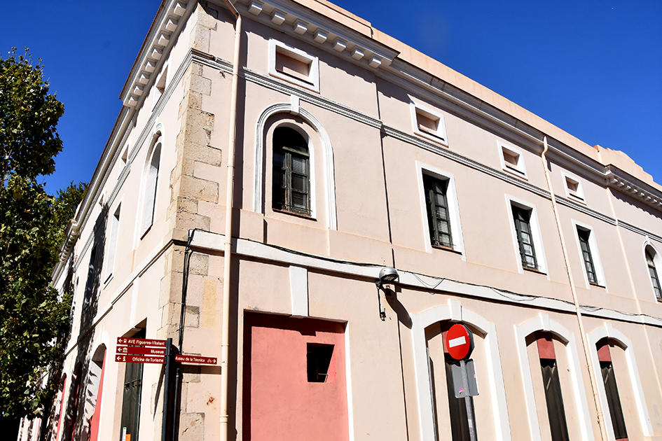 A.- Adoberia Bassols a la Plaça de l'Escorxador de Figueres