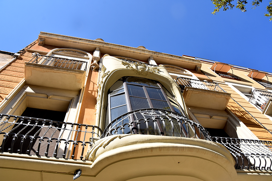 F.- Casa Jiménez o casa Pagès a la Plaça de la Palmera de Figueres ***