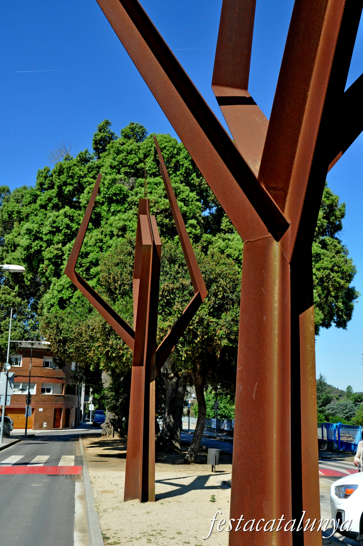 Vallromanes - Alzines de can Galbany i escultura Natura Industrial