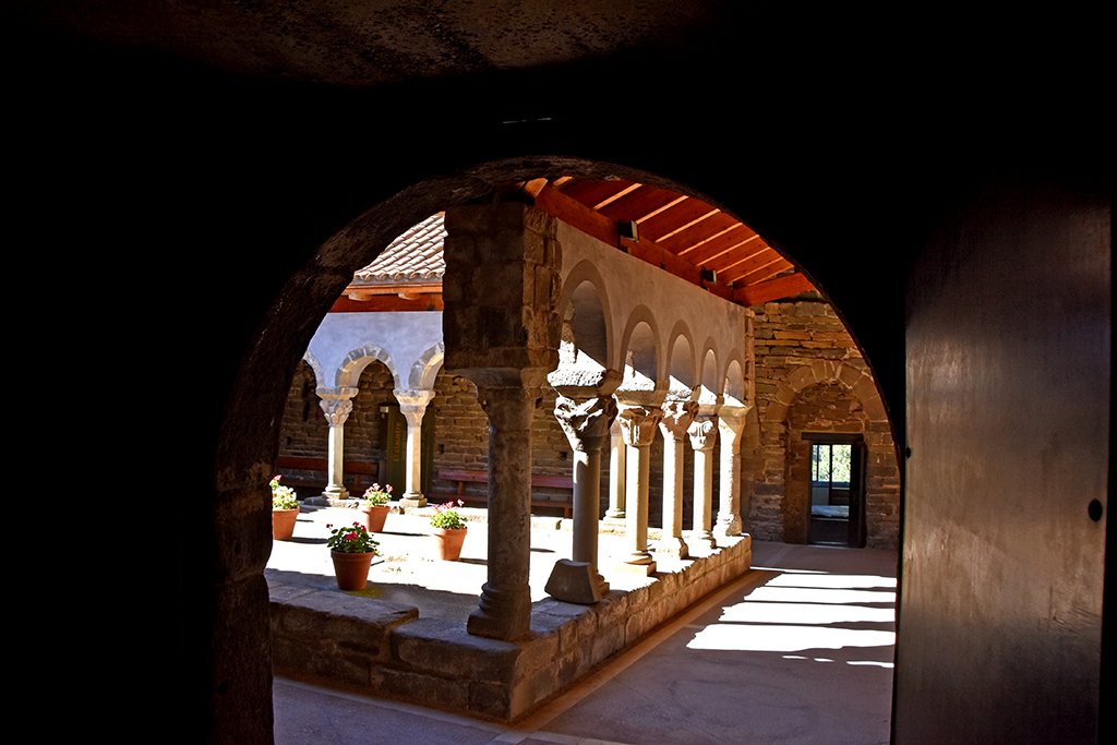 Claustre del monestir de Sant Pere de Casserres de les Masies de Roda ***