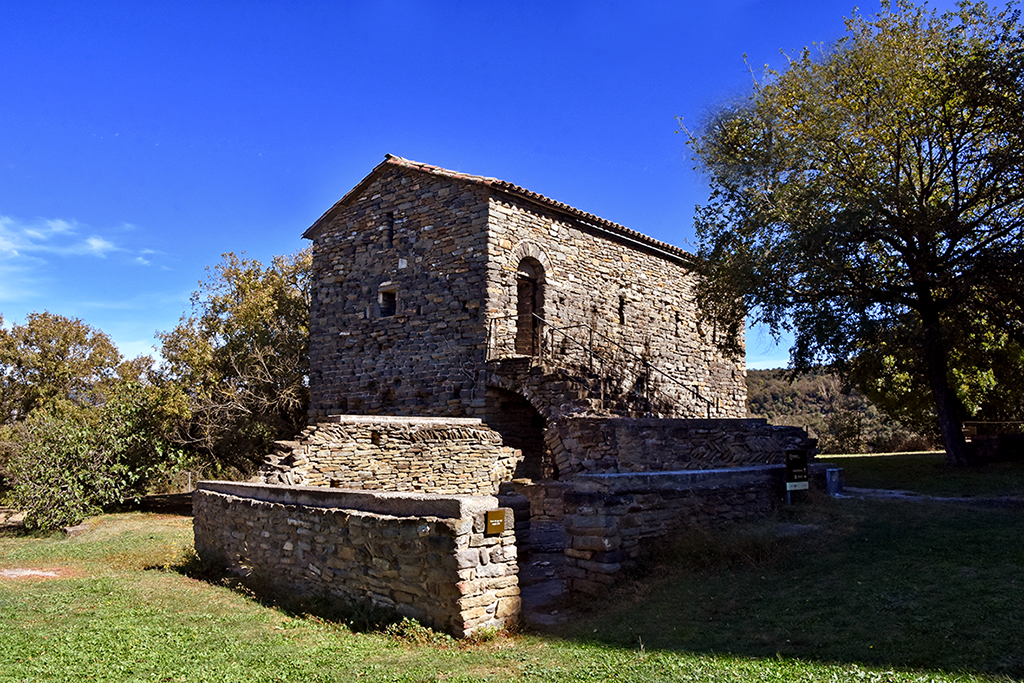 Dependències i estances del monestir de Sant Pere de Casserres de les Masies de Roda ***