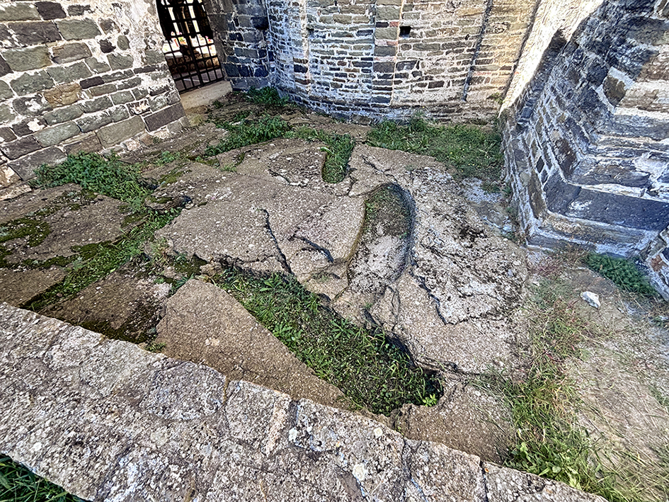 Necròpolis del monestir de Sant Pere de Casserres de les Masies de Roda