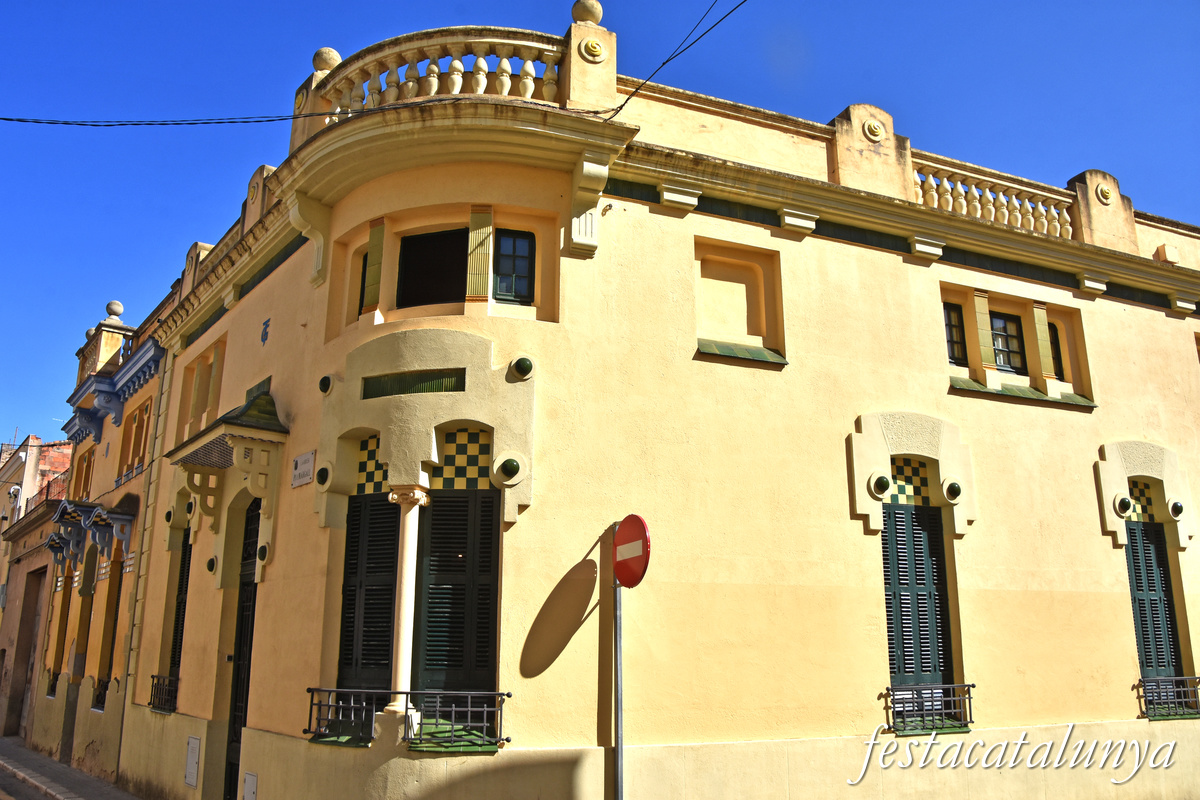 Figueres - Cases de Tomàs Geli i Vergés al carrer Pi i Margall 
