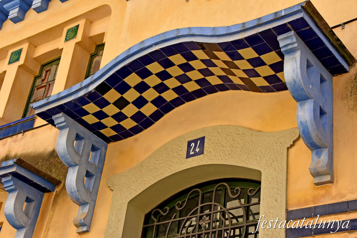 Figueres - Cases de Tomàs Geli i Vergés al carrer Pi i Margall 