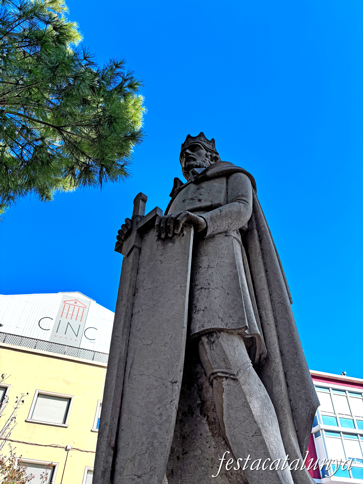 Figueres - Plaça Ernest Vila - Monument Rei Jaume I 