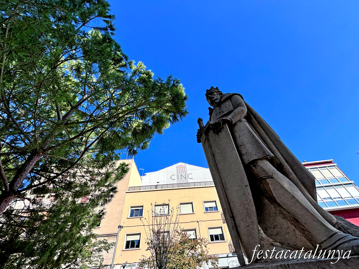 Figueres - Plaça Ernest Vila - Monument Rei Jaume I 