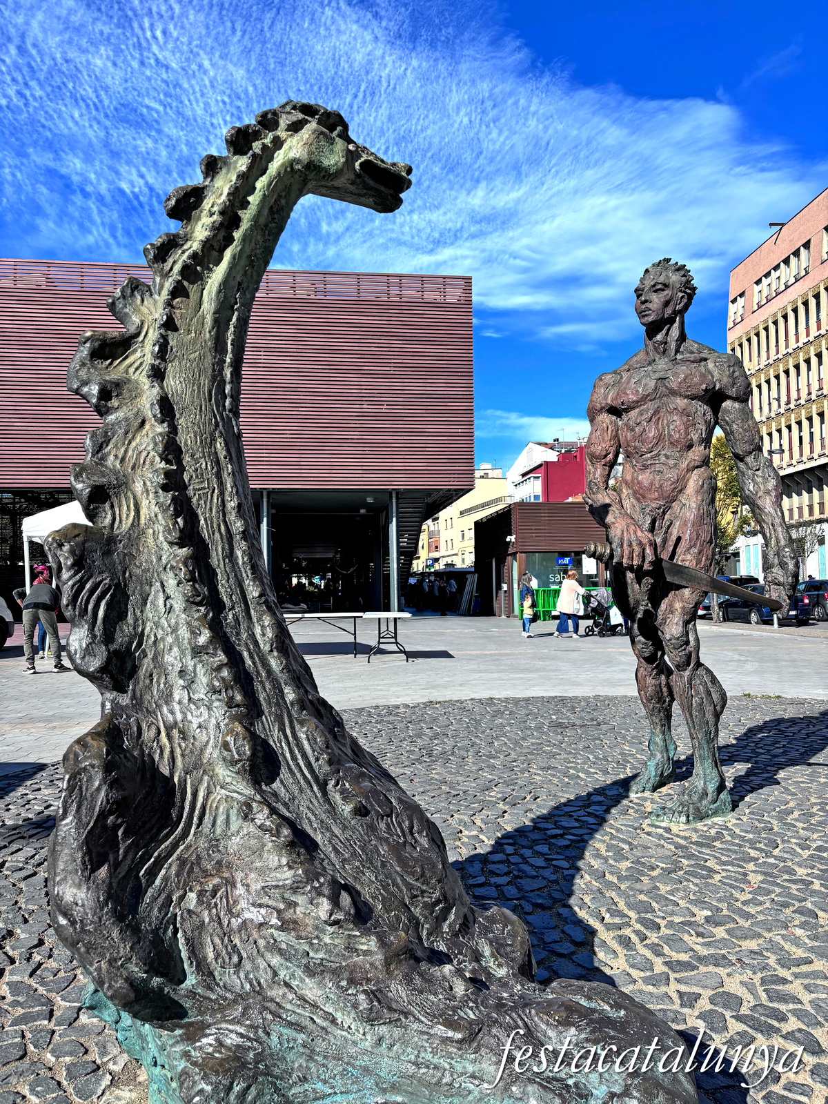 Figueres - Plaça Catalunya - Escultura Sant Jordi i el Drac 