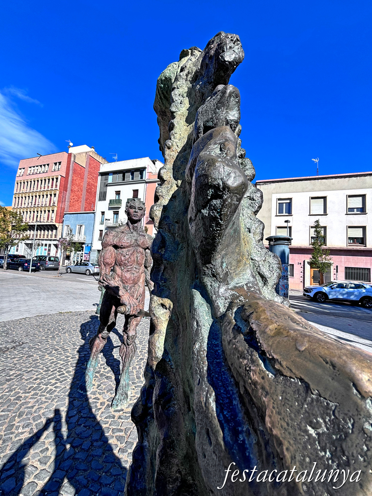 Figueres - Plaça Catalunya - Escultura Sant Jordi i el Drac