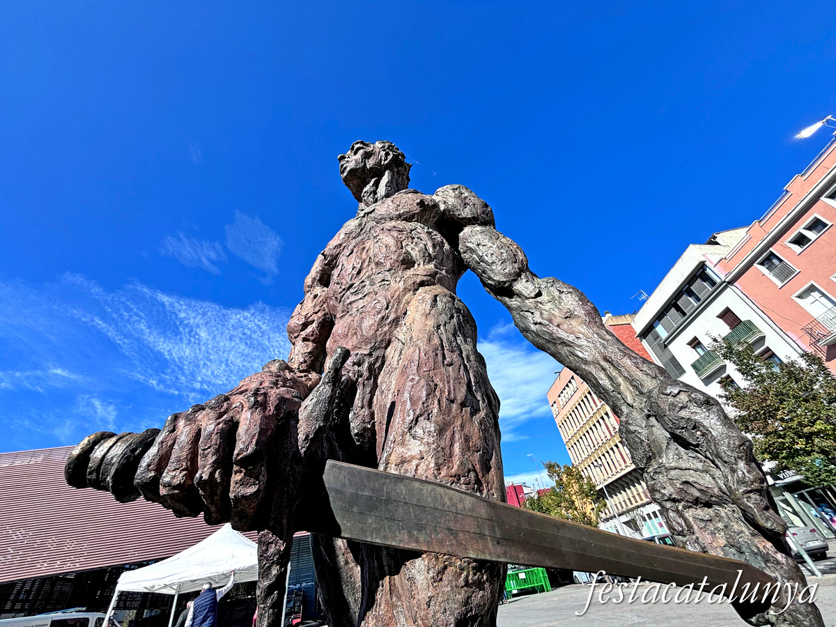 Figueres - Plaça Catalunya - Escultura Sant Jordi i el Drac
