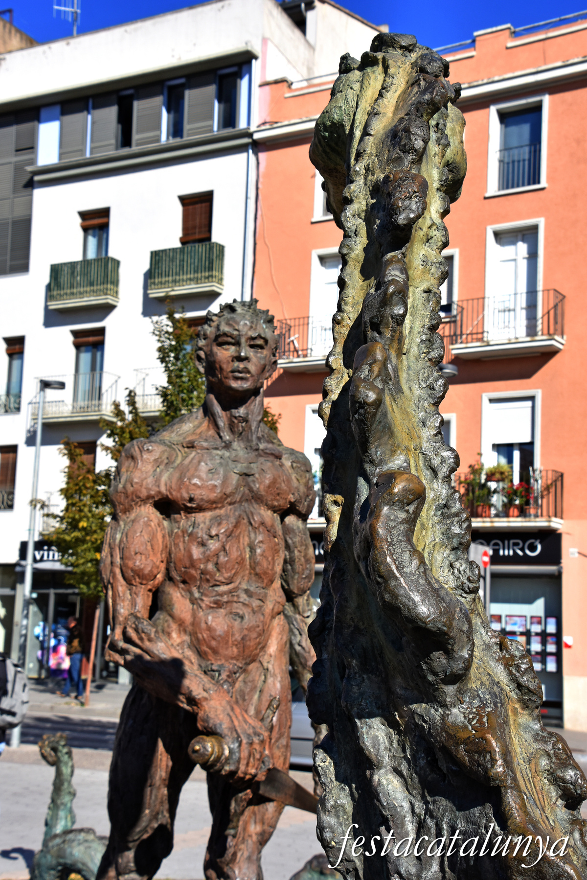 Figueres - Plaça Catalunya - Escultura Sant Jordi i el Drac
