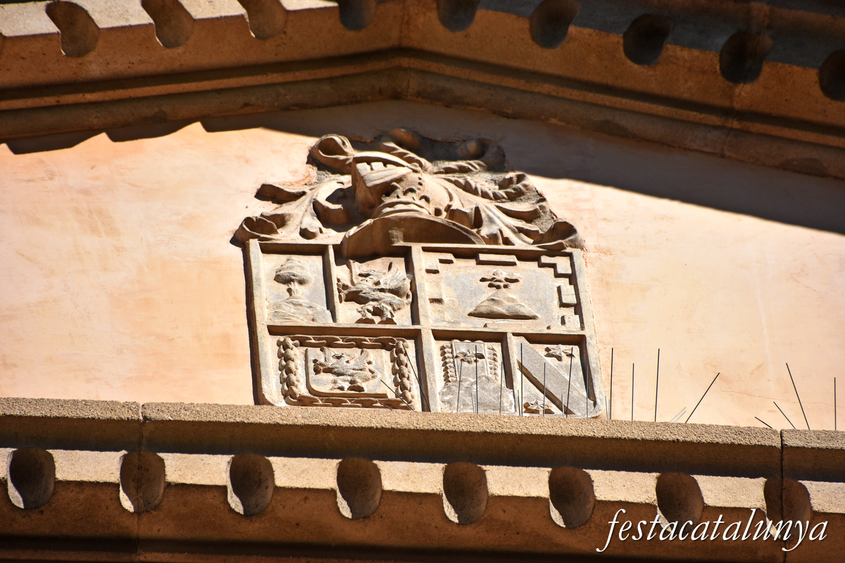 A.- Casa Terradas, antic Gran Hotel Paris i actual Museu del Joguet de Figueres ***