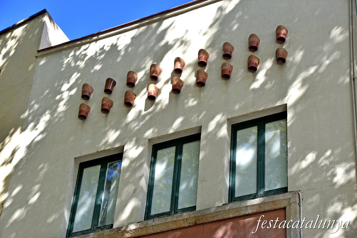 C.- Llibreria Canet, antiga casa Cordomí de Figueres