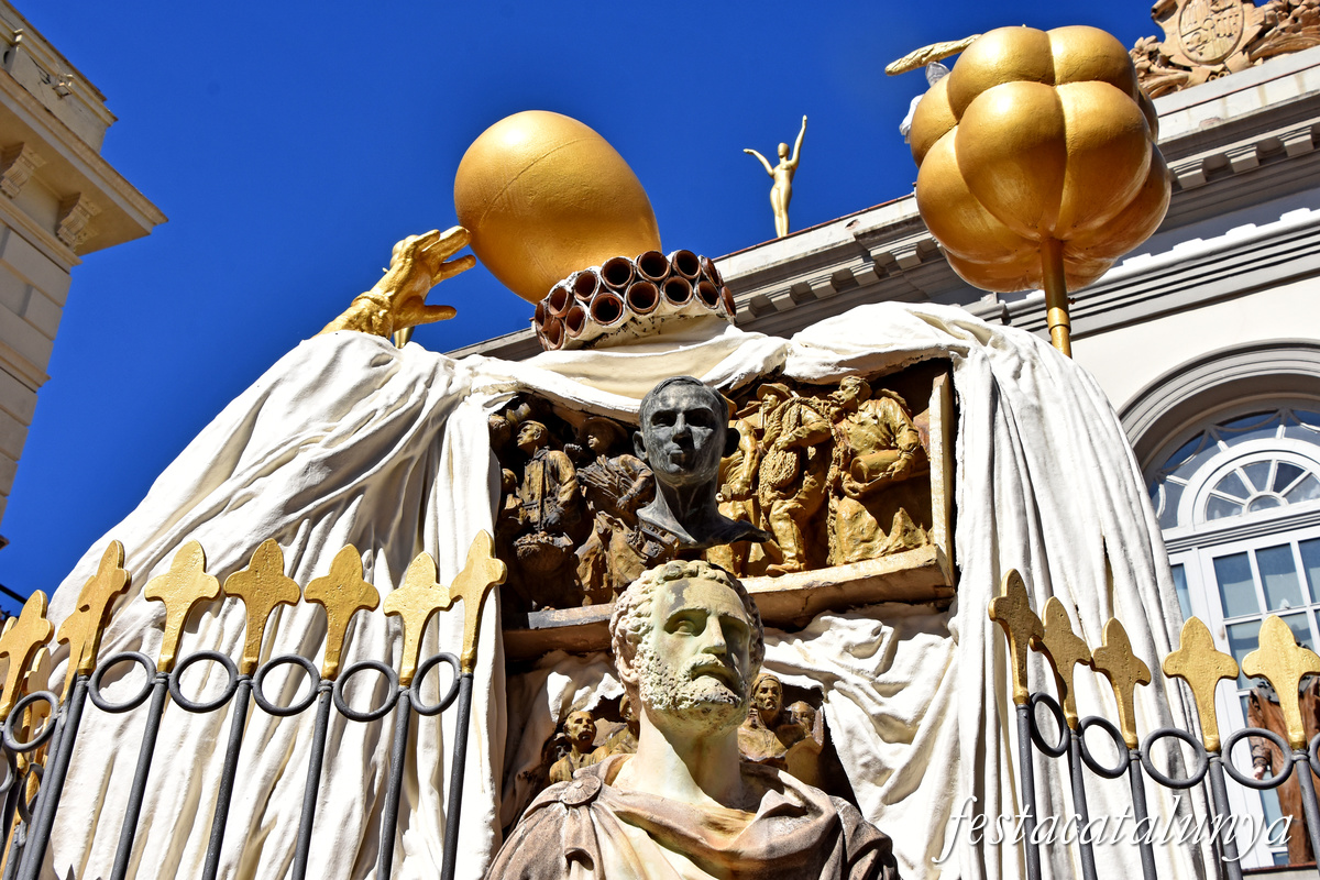 Figueres - Monument a Francesc Pujols 