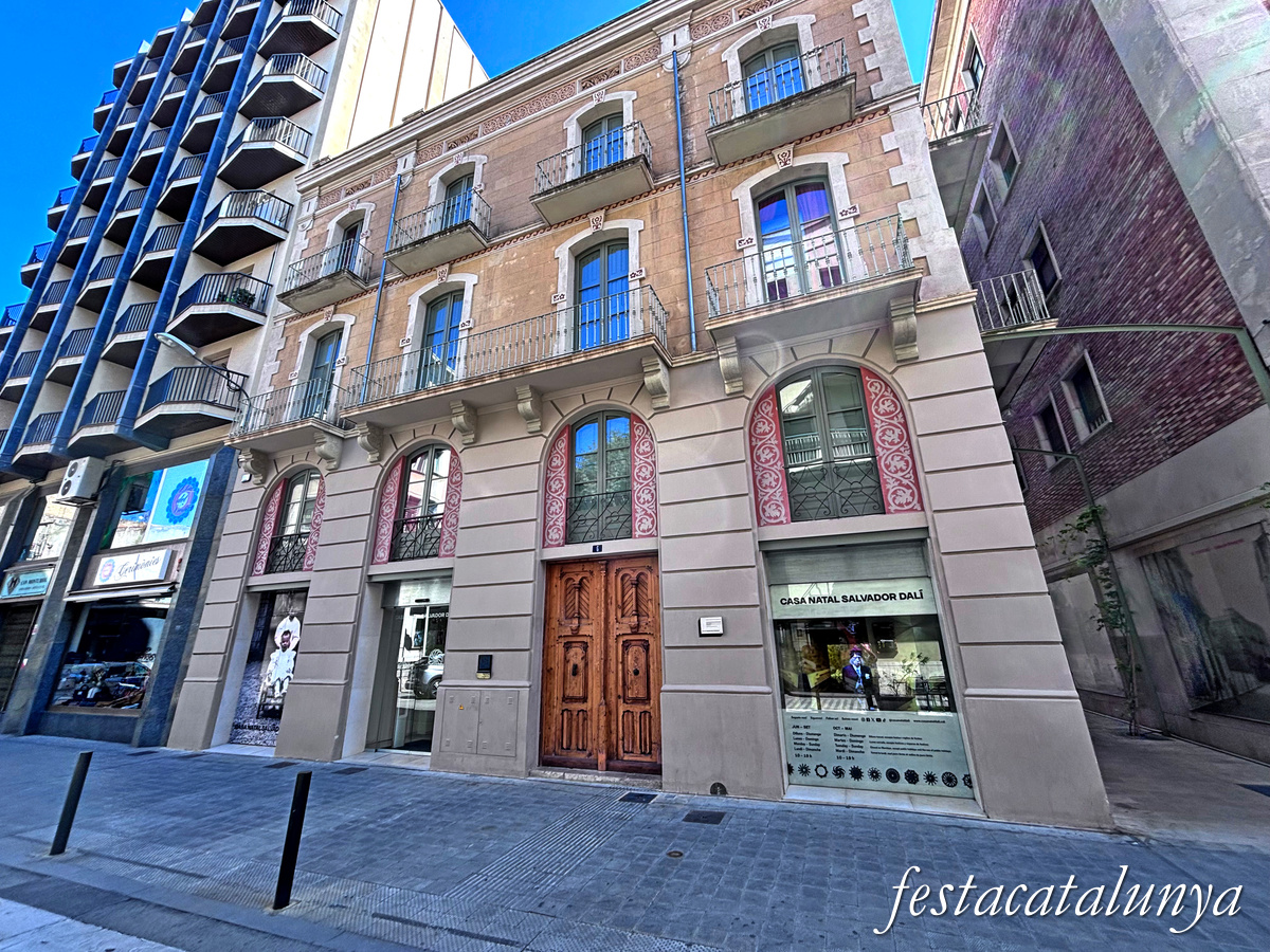 A.- Casa de Puig, casa natal de Salvador Dalí al Carrer Monturiol de Figueres ***