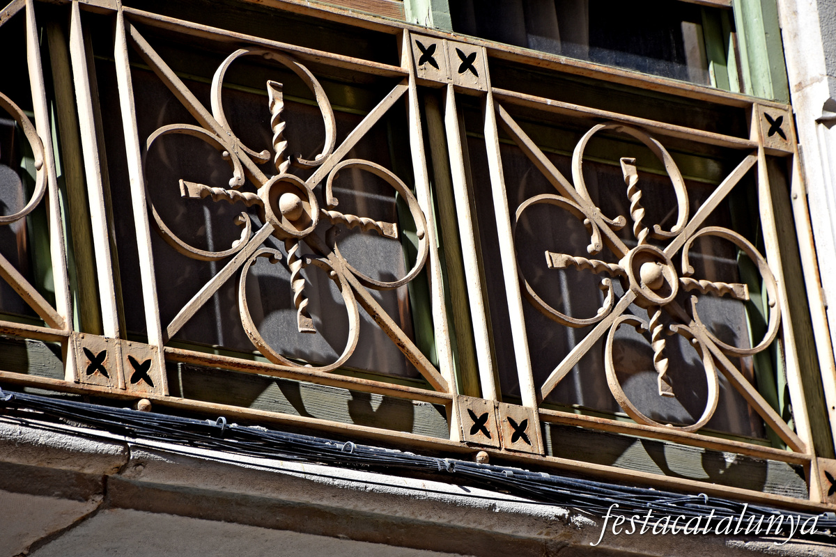 B.- Casa de Tomàs Roger Larrossa al carrer Moreria de Figueres