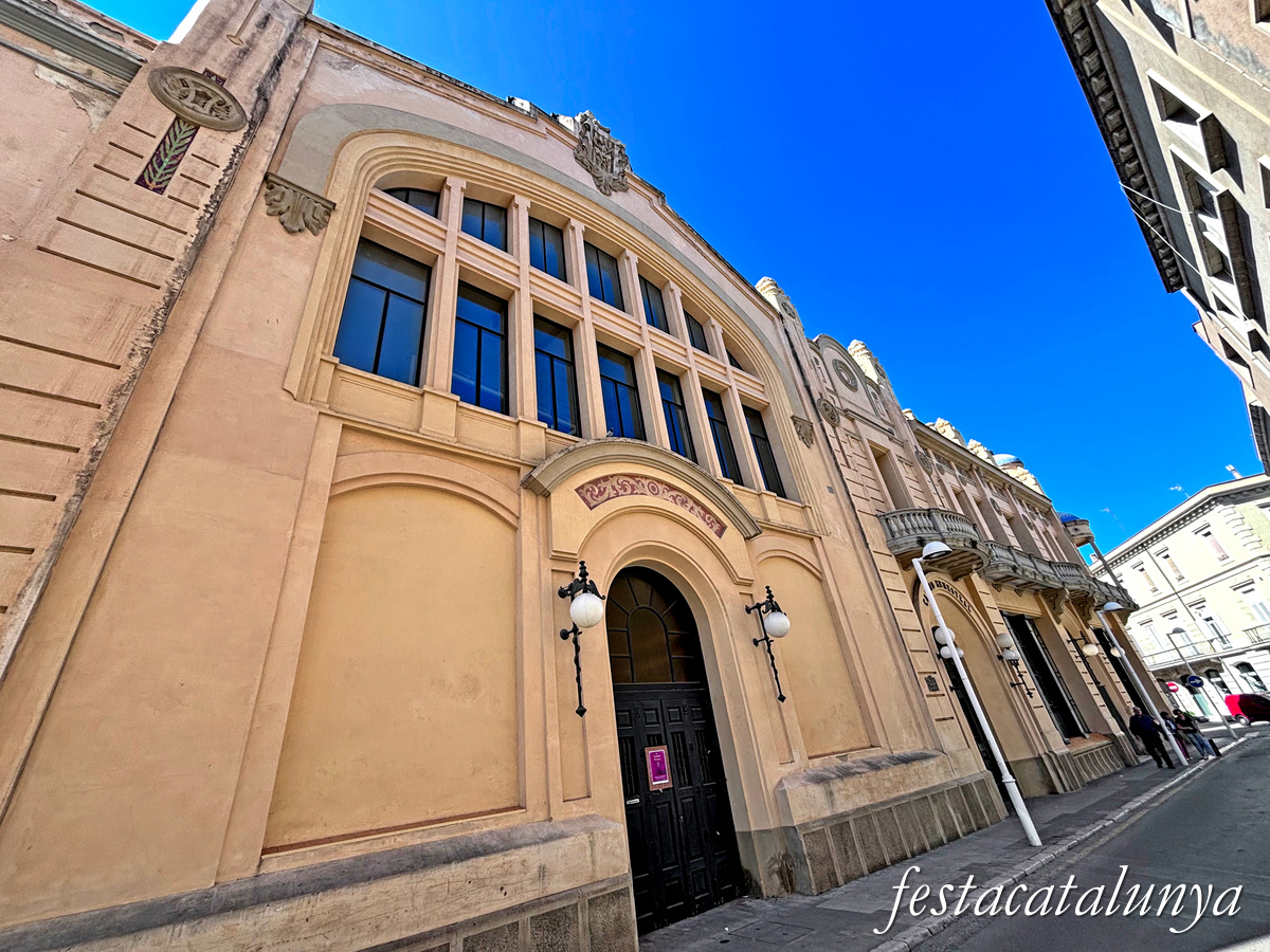 Figueres - Casino Menestral de Figueres al Carrer Ample